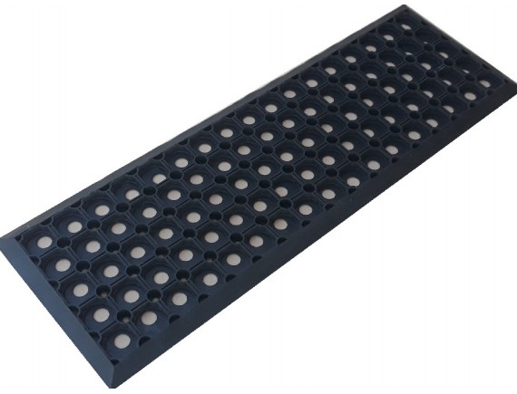 Резиновая накладка на ступени с отверстиями (750*250мм).